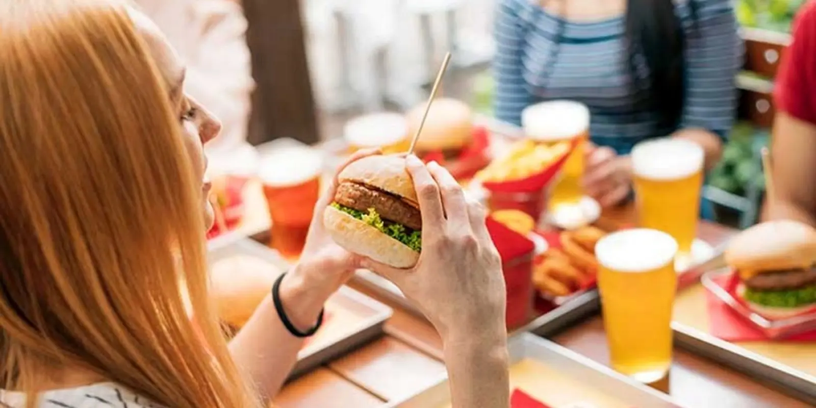 این 7 کار را هیچ وقت در فست فودها انجام ندهید!/کارهای ممنوع در رستوران ها