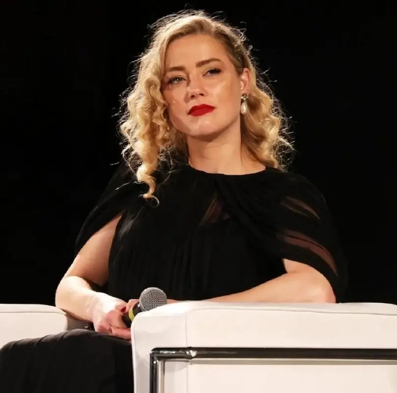 خنده های عصبی امبر هرد در فرش قرمز فیلم جدید/ اعتراض شدید کاربران به خانم بازیگر