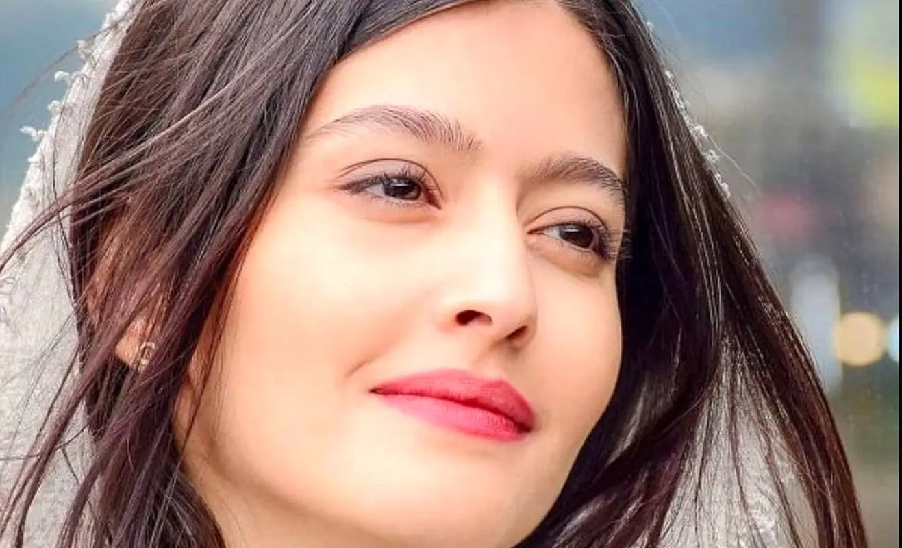 کت و شلوار لینن کرم رنگ پردیس احمدیه / تیپ خنک، تابستونی و راحت بازیگر محبوب! + عکس