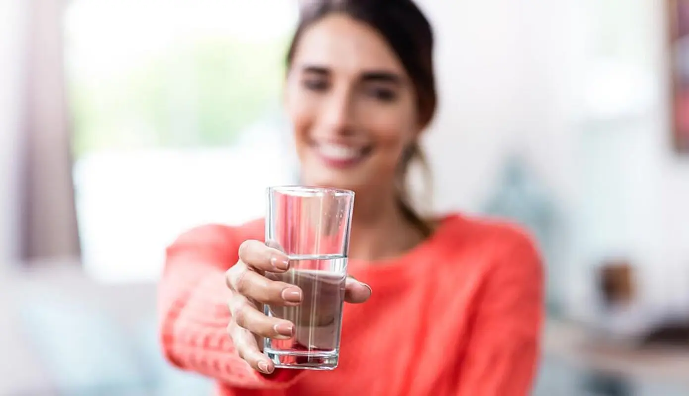 چرا باید همراه غذا آب بخوریم؟/ نوشیدن آب همراه غذا: مفید یا مضر؟
