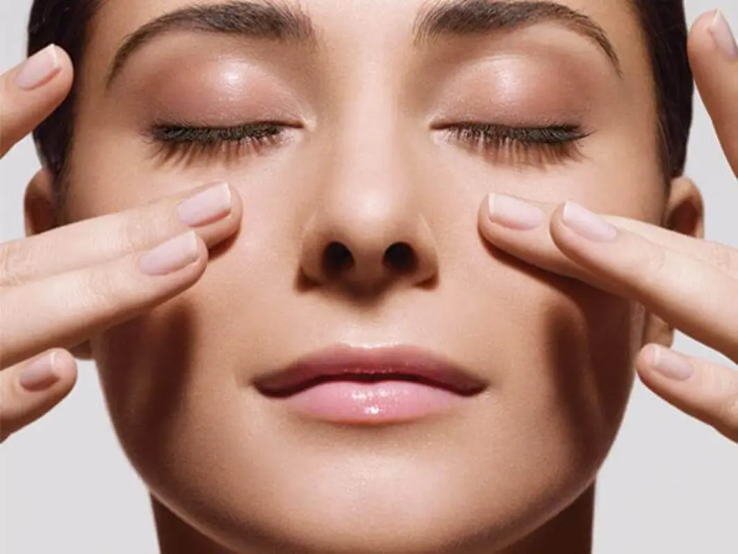 چرا باید صورت خود را ماساژ دهیم؟ پوست جوان و درخشان میخوای این راهشه