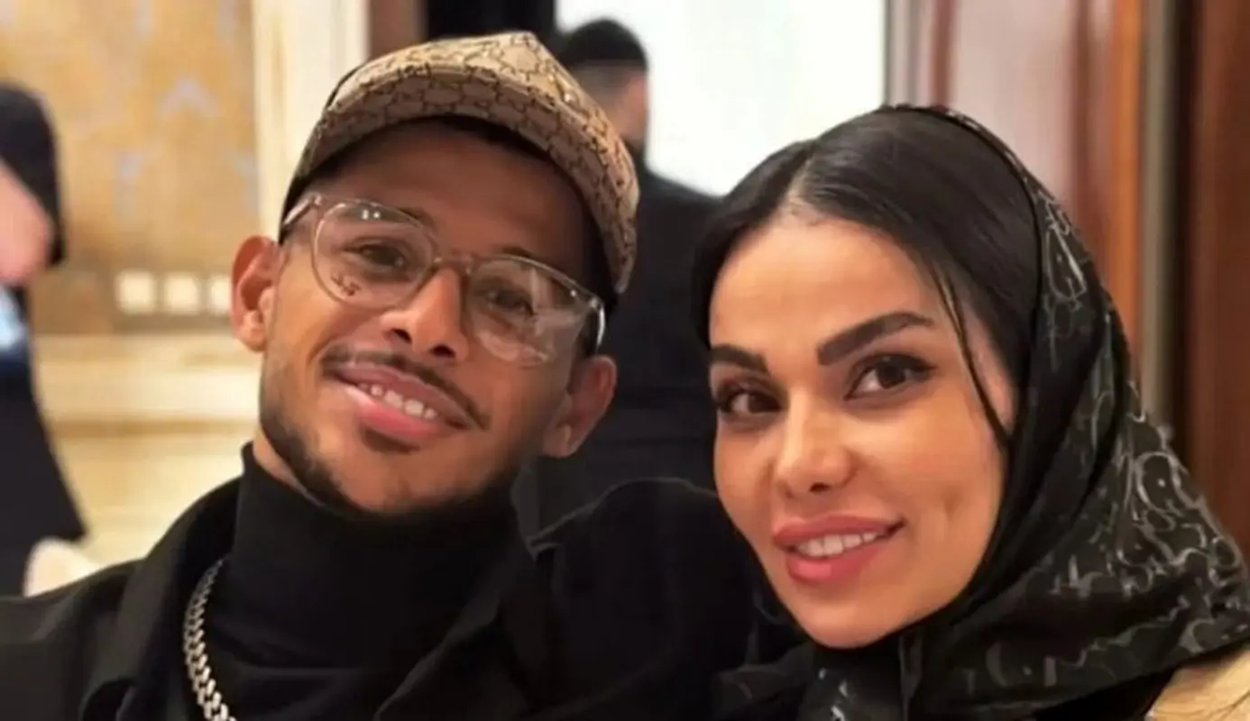 عکس عاشقانه مهدی قائدی و همسرش لب دریا / مسافرت تابستانه آقای فوتبالیست به ترکیه