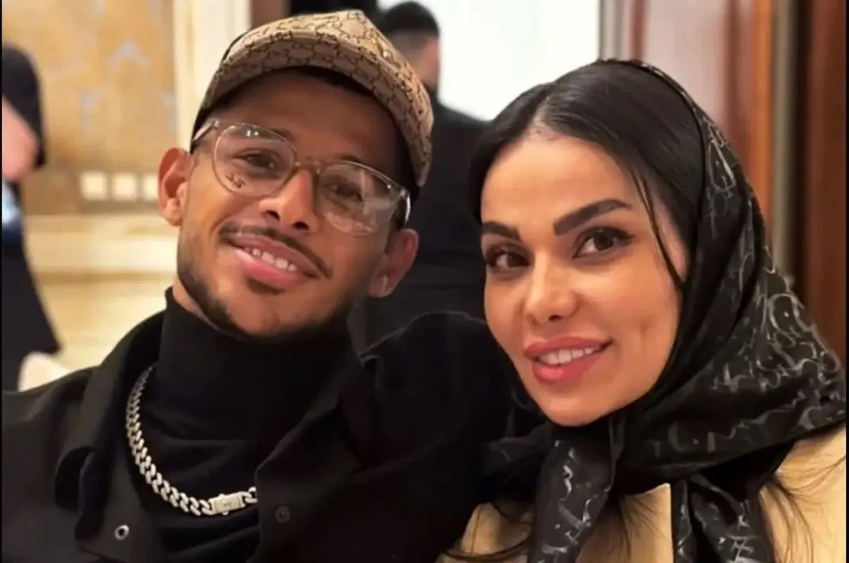 سوپرایز همسر مهدی قائدی وسط خیابان! / کادوی خاص عاشقانه + عکس