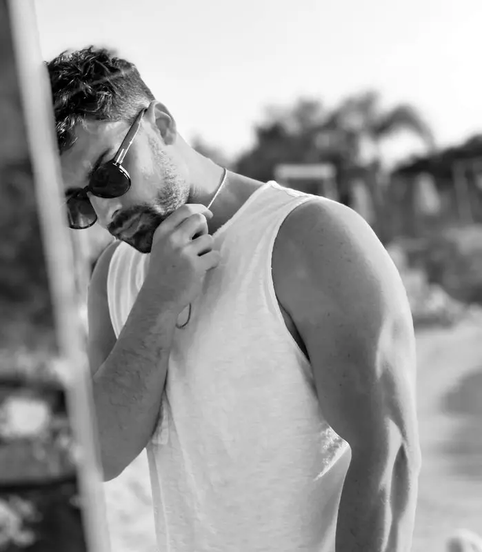 عکس‌ های شیک بازیگر ترک با تم سیاه و سفید