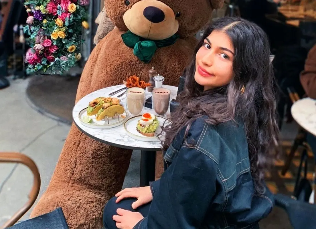 دیدار علی دایی و دخترش / بیلیارد بازی کردن حرفه‌ای آقای فوتبالیست + عکس