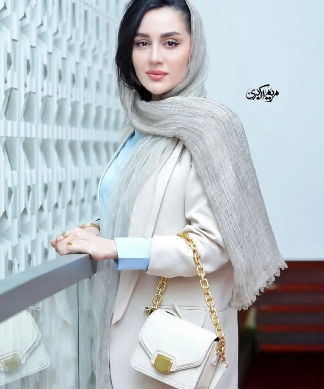استایل کلاسیک و جذاب خانم بازیگر در اکران خصوصی وایرال شد/ تیپ دیدنی بازیگر گیلدخت