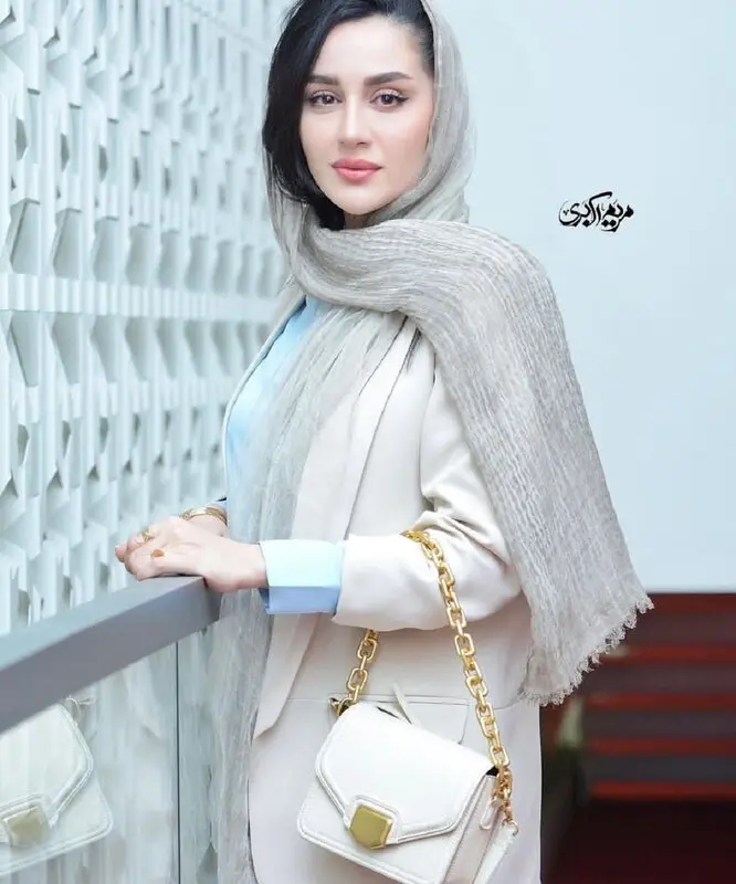 استایل کلاسیک و جذاب خانم بازیگر در اکران خصوصی وایرال شد/ تیپ دیدنی بازیگر گیلدخت