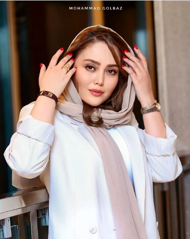 پوشش تابستونی خیره کننده شادی مختاری در اکران فیلم کارگردان مرحوم/ دختری با لاک های قرمز