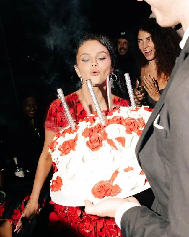 عکس جذاب و استایل دیدنی سلنا گومز در روز تولدش با تم باربی