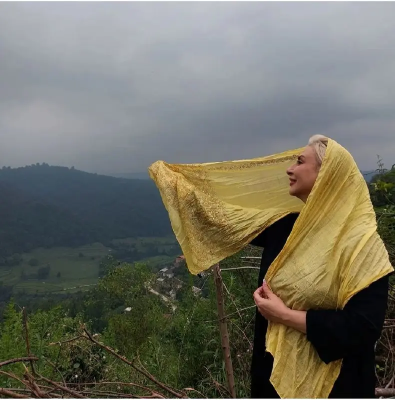 تیپ تابستانی و خودمانی مرجانه گلچین سوژه شد/ خوشگذرانی خانم بازیگر در شمال کشور + عکس