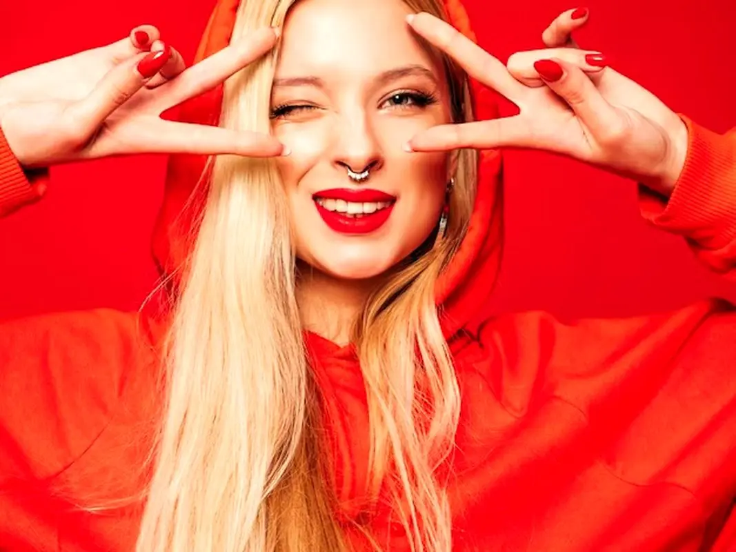 با این ترفندهای طلایی مژههات رو تا عید دو برابر کن!