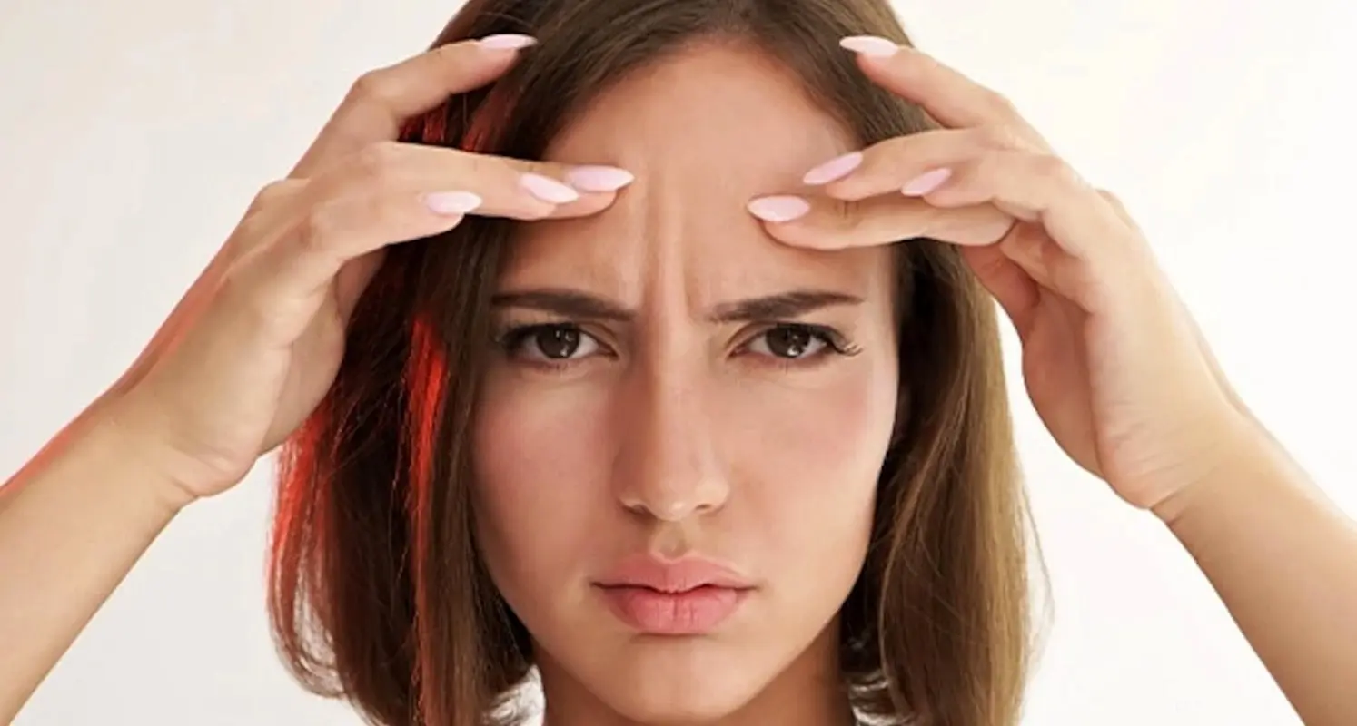 ترفندهای از بین بردن خط اخم در خانه بدون بوتاکس
