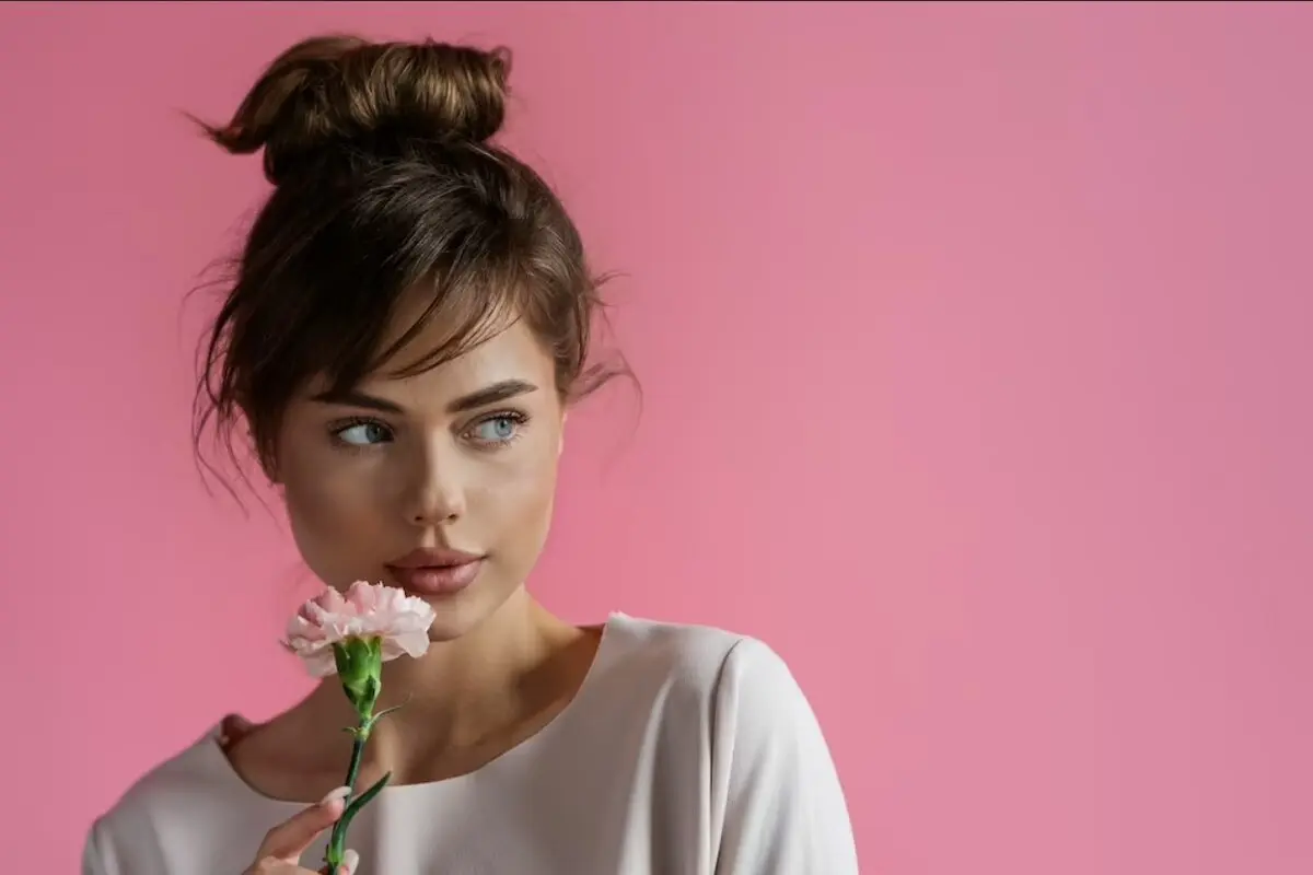 فواید شگفت‌انگیز گلاب برای موها