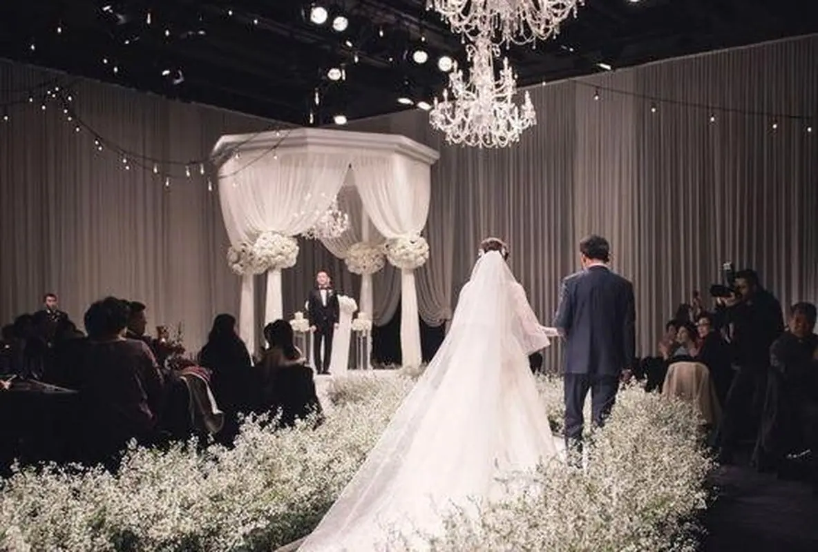 بازیگر معروف زن پس از ۲۰ سال نامزدی بالاخره عروسی کرد! / بازیگر ۶۰ ساله در لباس عروس + عکس