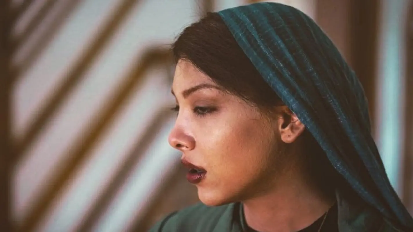 ژست صمیمی صدف اسپهبدی با بازیگر معروف مرد / استایل شیک با مانتو و شلوار لنین + عکس