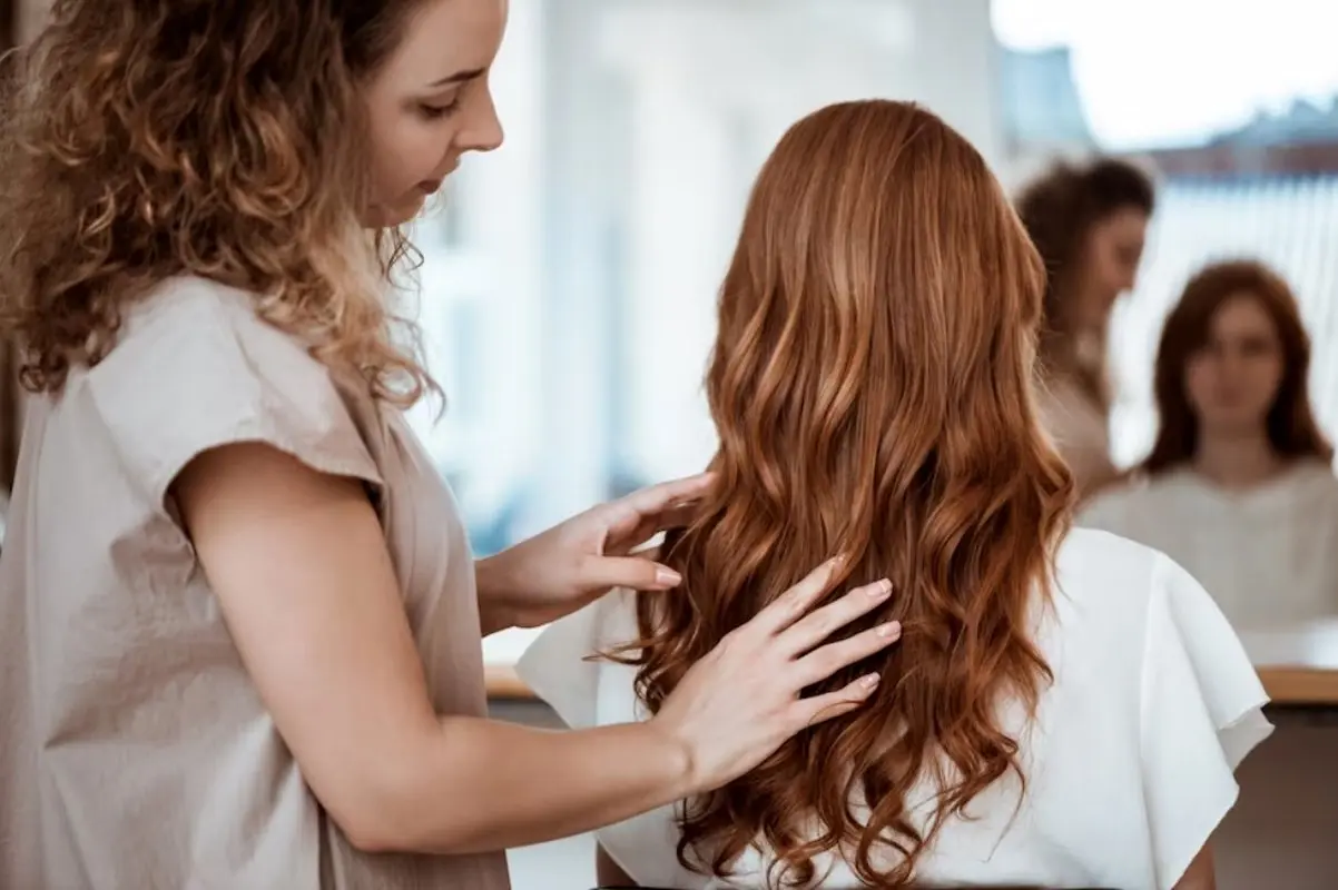 اشتباهات رایج در رنگ کردن موها که شما را پیرتر نشان می‌دهند