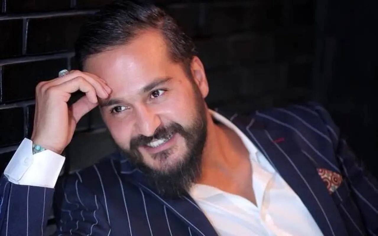 عکس آقای بازیگر پیش از مهاجرت با چمدان ۱۰۰ میلیون تومانی سوژه شد!