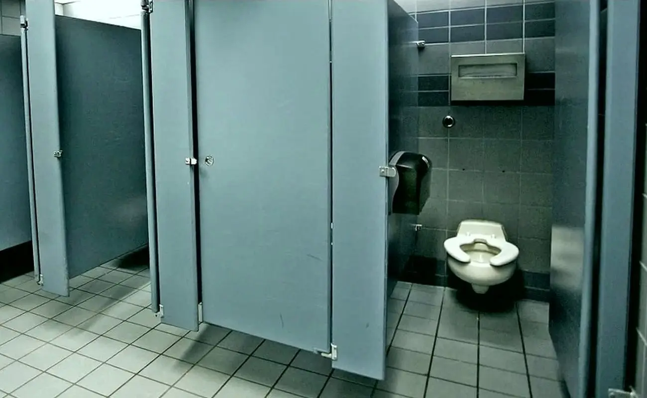 دلایل خنده دار که چرا درهای توالت های عمومی کوتاه هستند؟