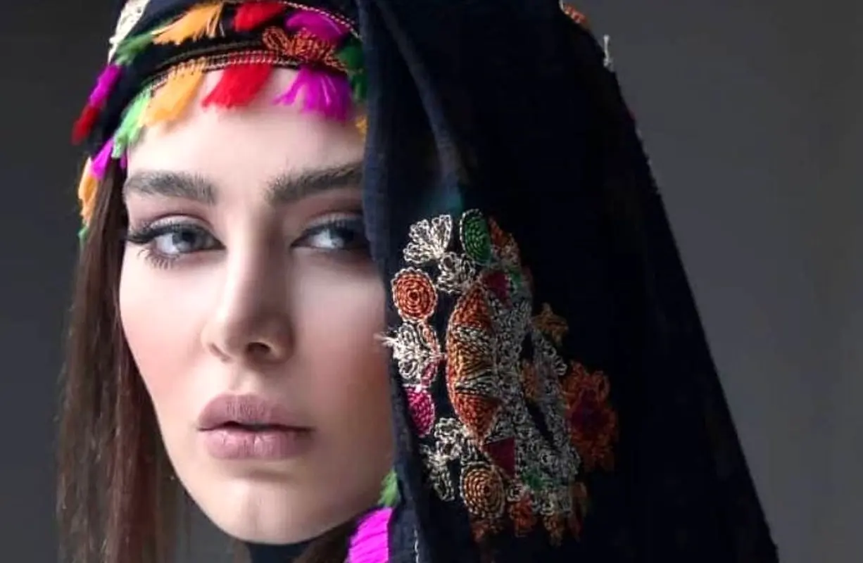 عکس لو رفته سحر قریشی کنار دریا / لباس تنگ و چسبان خانم بازیگر سوژه شد! + عکس