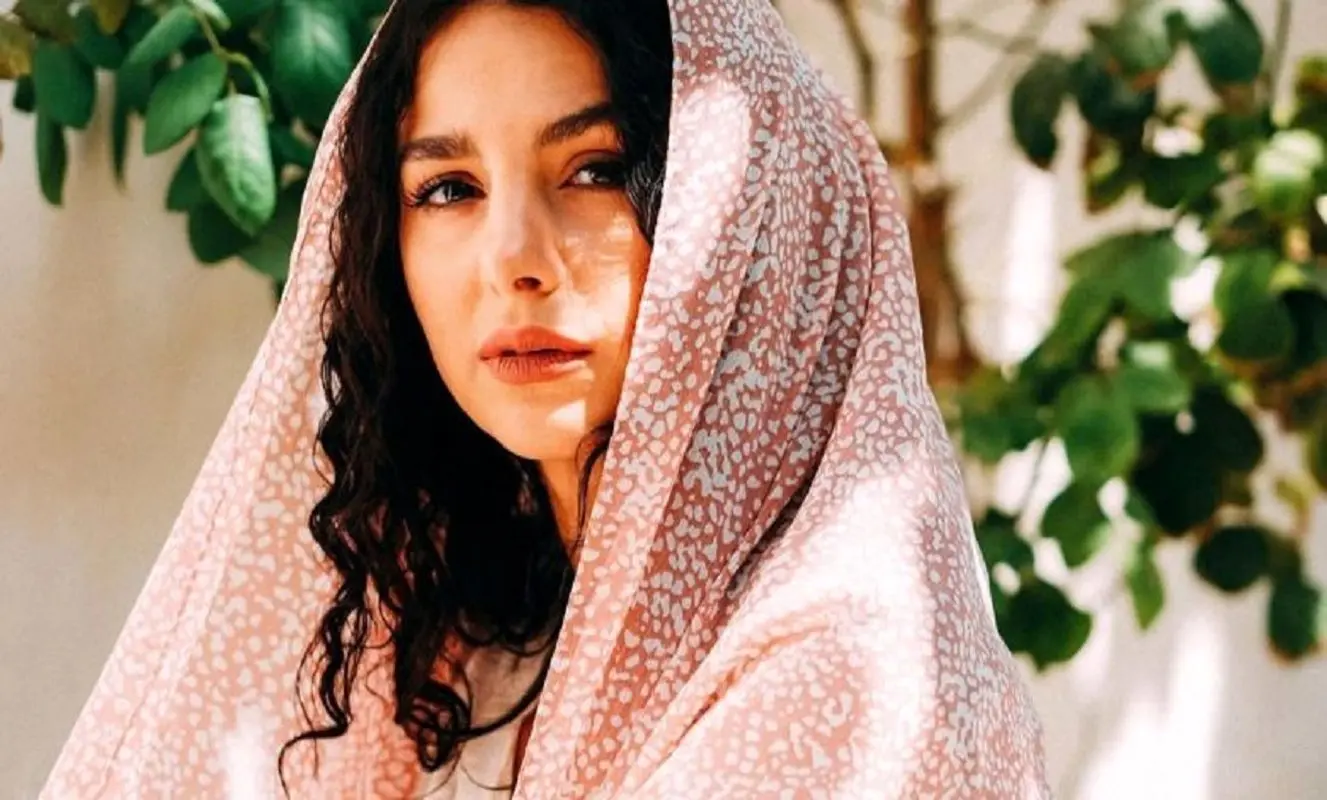 خانم بازیگر با این عکس زیبایی خود را به رخ کشید!/ ژست خاص وسط رستوران سنتی!