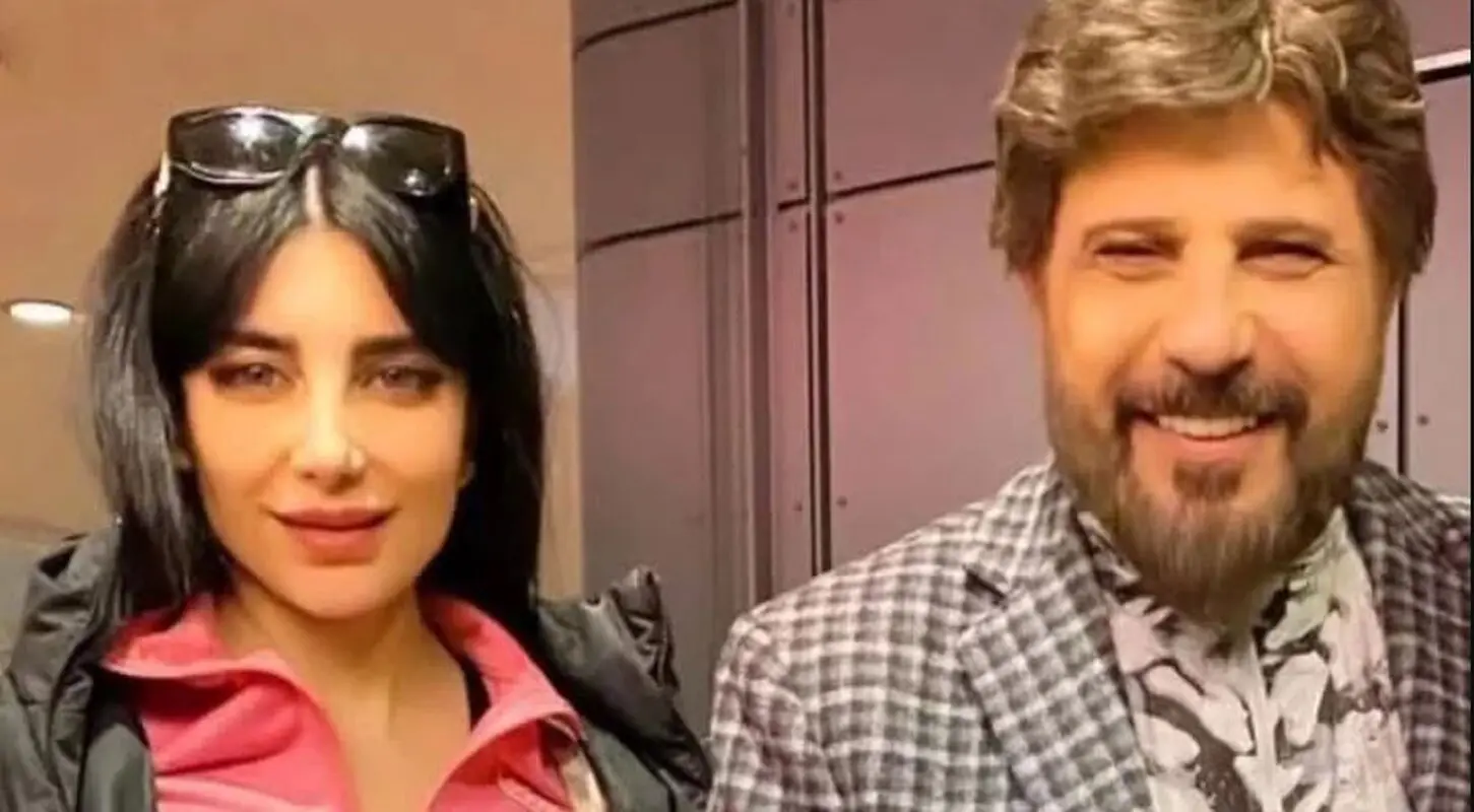 مراسم خاکسپاری همسر بیژن مرتضوی در ترکیه / آقای خواننده سفید پوشید! + عکس