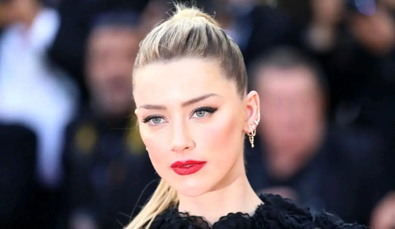 امبر هرد عصا به دست شد / آسیب شدید زیباترین زن جهان + عکس