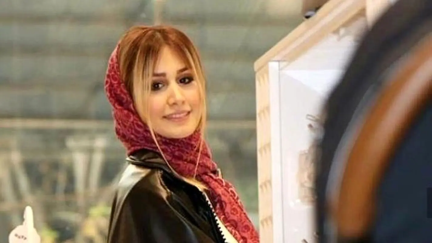 استایل دخترانه با کت جین همسر شاهرخ استخری / خانم بلاگر به ایران برگشت + عکس