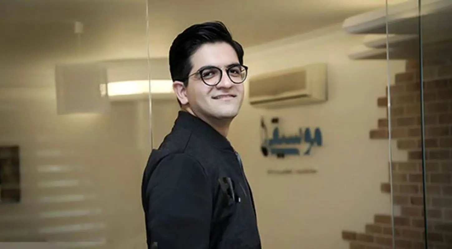 عکس عاشقانه سینا شعبانخانی و همسرش / آقای خواننده در آغوش زنش!