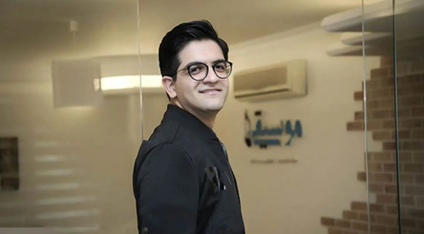 عکس عاشقانه سینا شعبانخانی و همسرش / آقای خواننده در آغوش زنش!