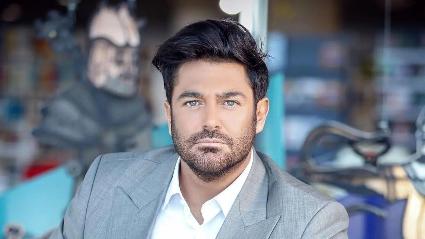 سلفی اخموی آقای سوپراستار با یک ژست خاص