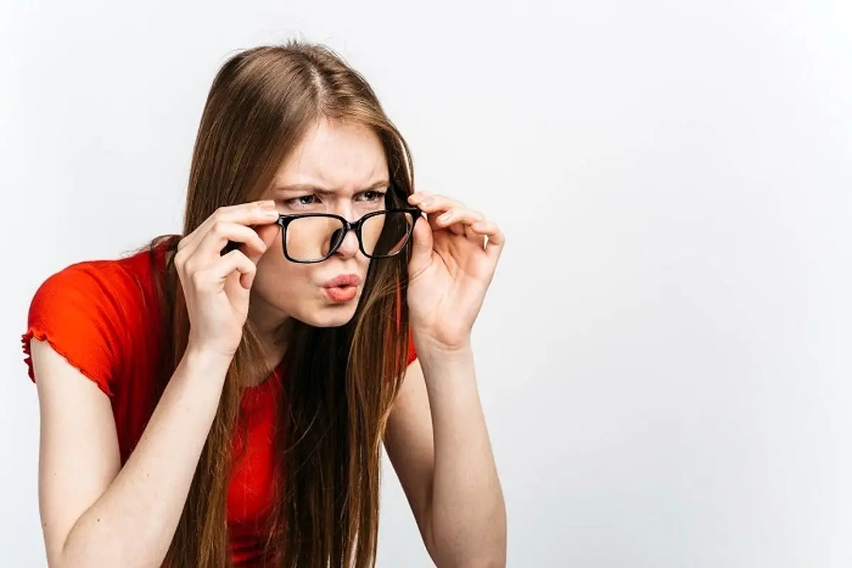 دوربینی چشم در خانم ها چیست؟ علائم، علت و درمان آن