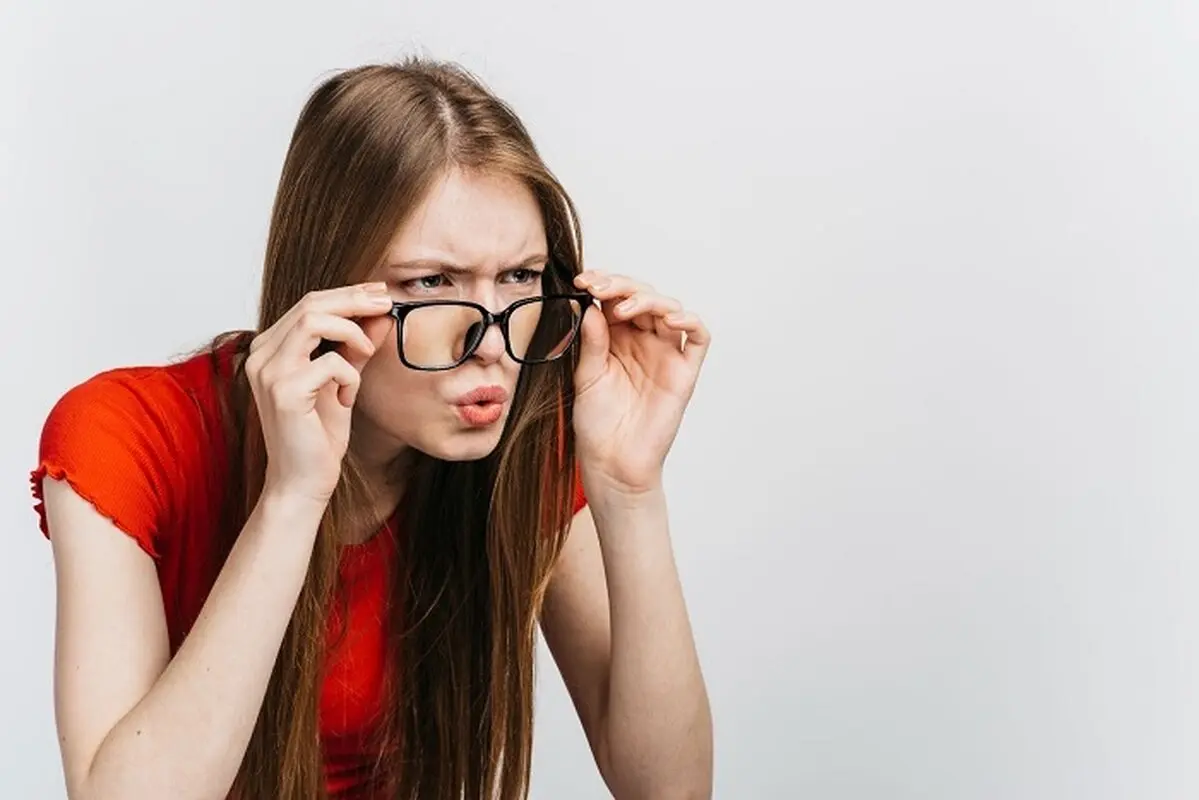 دوربینی چشم در خانم ها چیست؟ علائم، علت و درمان آن