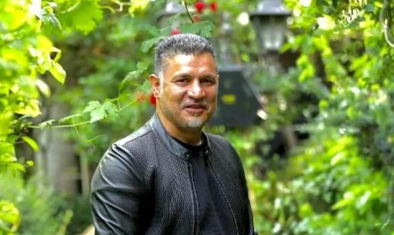 علی دایی درحال نماز و قران خواندن / مناجات آقای فوتبالیست با خدا + عکس