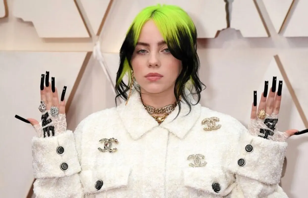 تتوی جدید بیلی آلیش / طرح عجیب تتوی کمر خانم خواننده + عکس