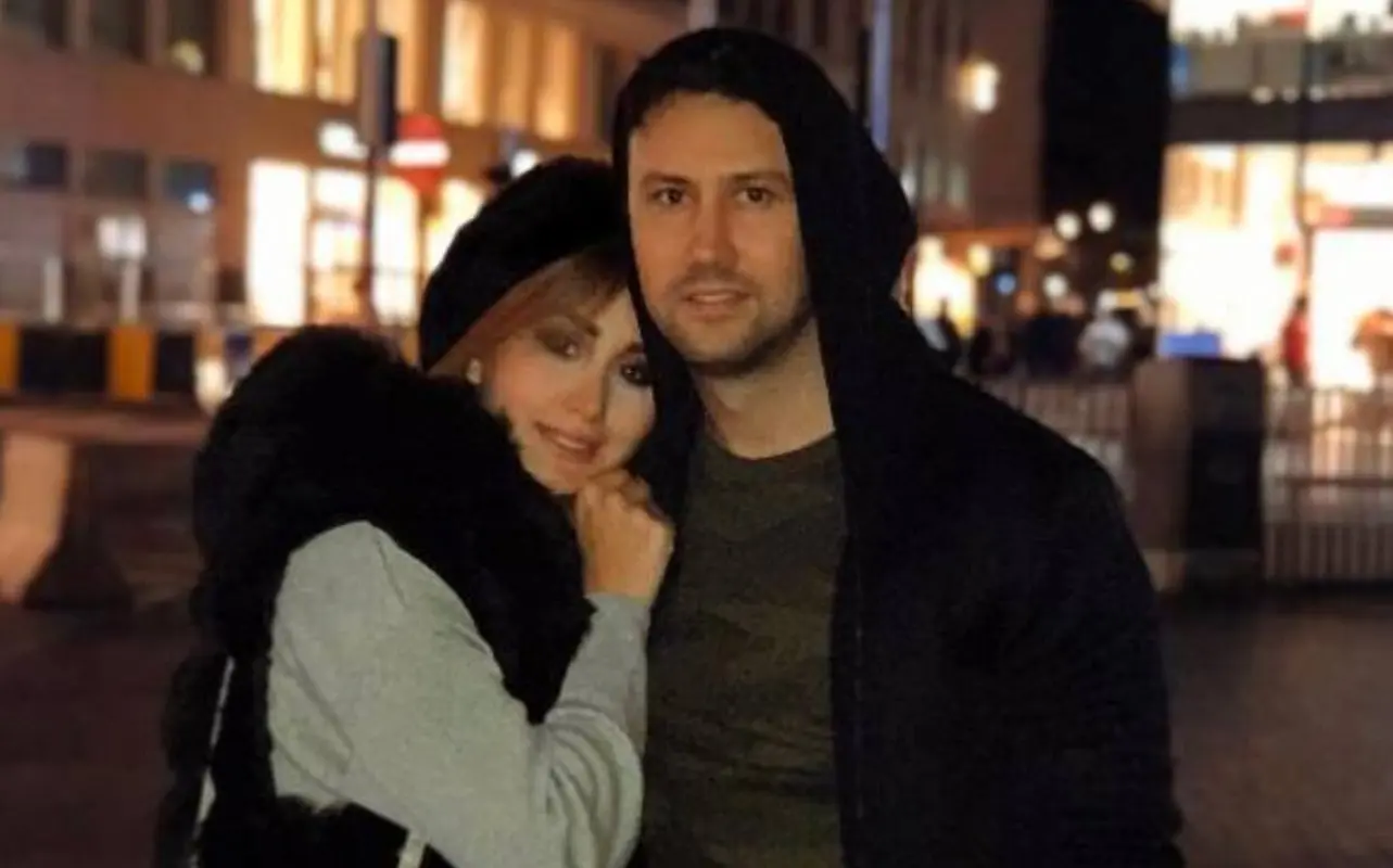 استایل زمستانی همسر شاهرخ استخری / ست شیک با پافر + عکس