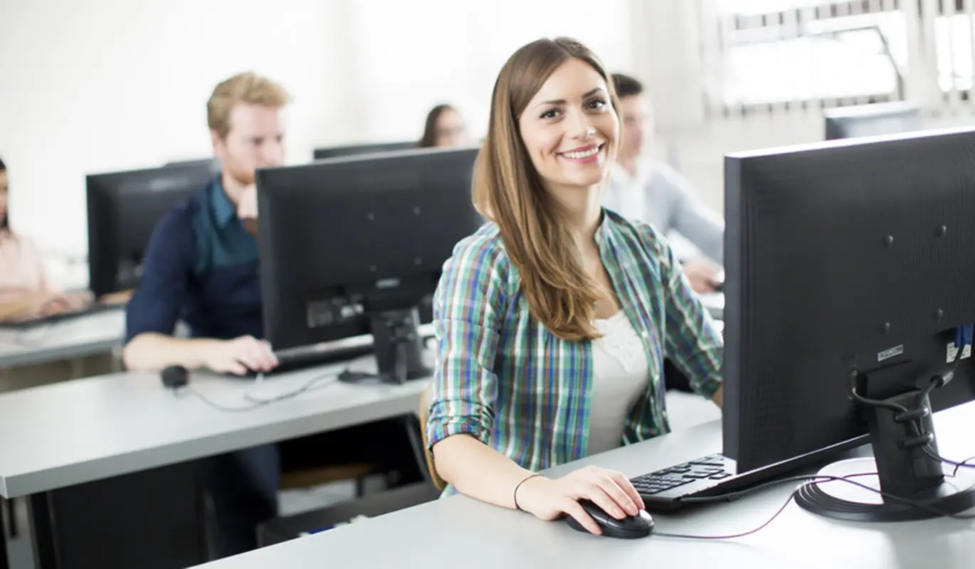 دخترهای دانشجوی کامپیوتر در مقایسه با پسرها نمرات بهتری می گیرند