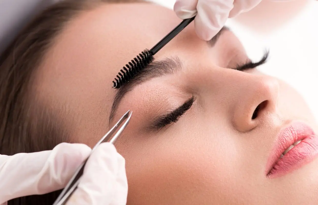 15 علت ریزش ابرو در زنان چیست؟