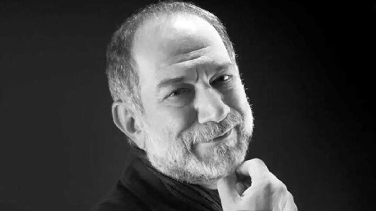 اولین تصویر از سنگ مزار آتیلا پسیانی/آقای بازیگر در کنار مادر آرام گرفت