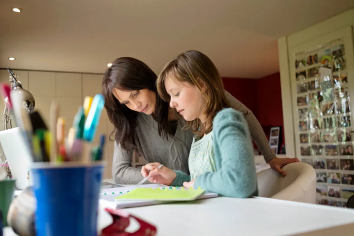 علاقه مند کردن کودک به درس، تشویق بهتر است یا تنبیه؟