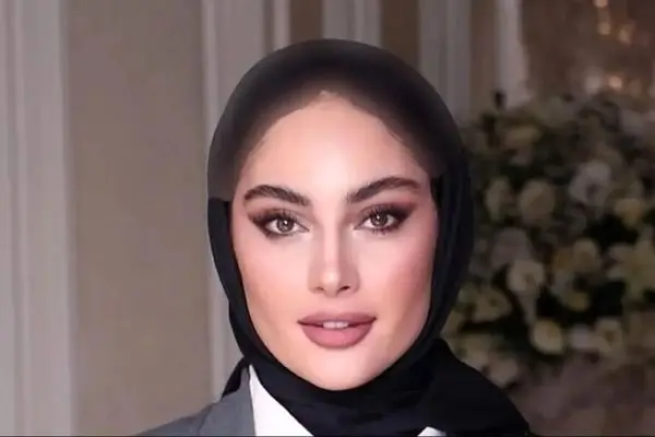 عکس ترلان پروانه در کودکی با موها فر نانازی/ پدر و مادرش را دیدید ؟!