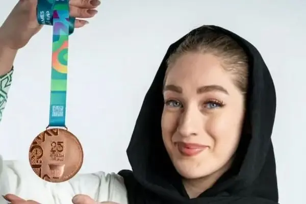 چهره دختر زیبای والیبال ایران پشت مدال ارزشمندش  (عکس)