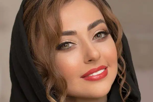 نفیسه روشن با تیپ سرخابی و استایل مونوکروم در کلینیک زیبایی؛ خیره‌کننده و متفاوت!