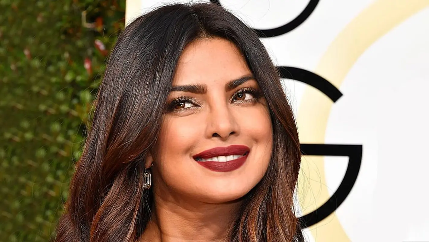 پاهای برهنه هنرپیشه معروف در جمع سلبریتی ها / دلبری با لاک قرمز ! 