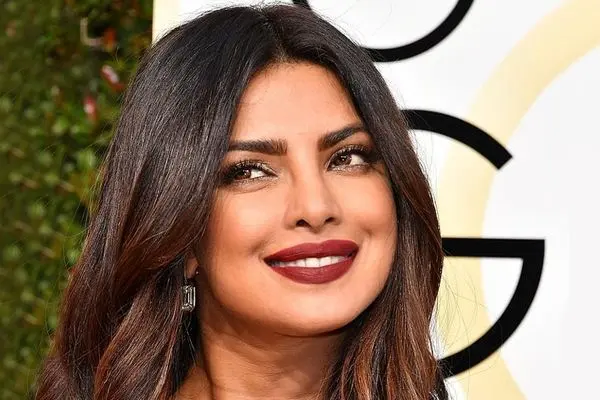 پاهای برهنه هنرپیشه معروف در جمع سلبریتی ها / دلبری با لاک قرمز ! 