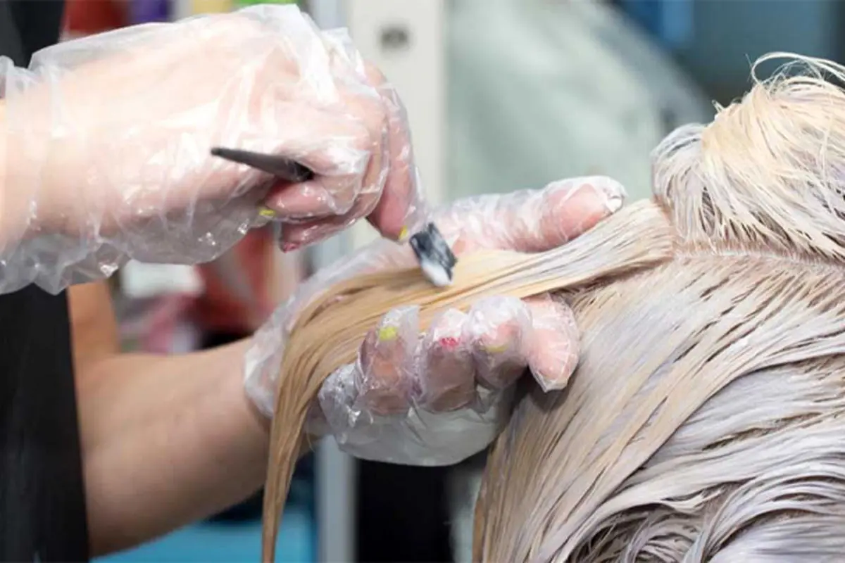 روش های از بین بردن زردی مو در خانه / زردی دکلره رو چجوری بگیریم؟ + فیلم