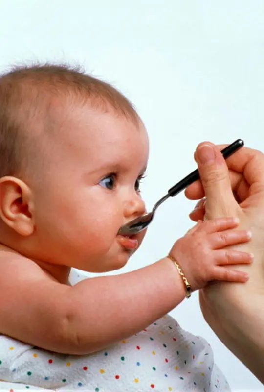 تغذیه نوزاد شیرخوار، مواد غذایی مجاز