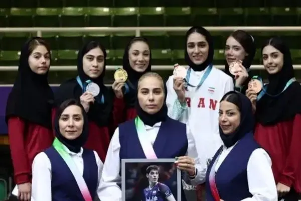 این دخترها مدالشان را به صابر کاظمی تقدیم کردند (عکس)