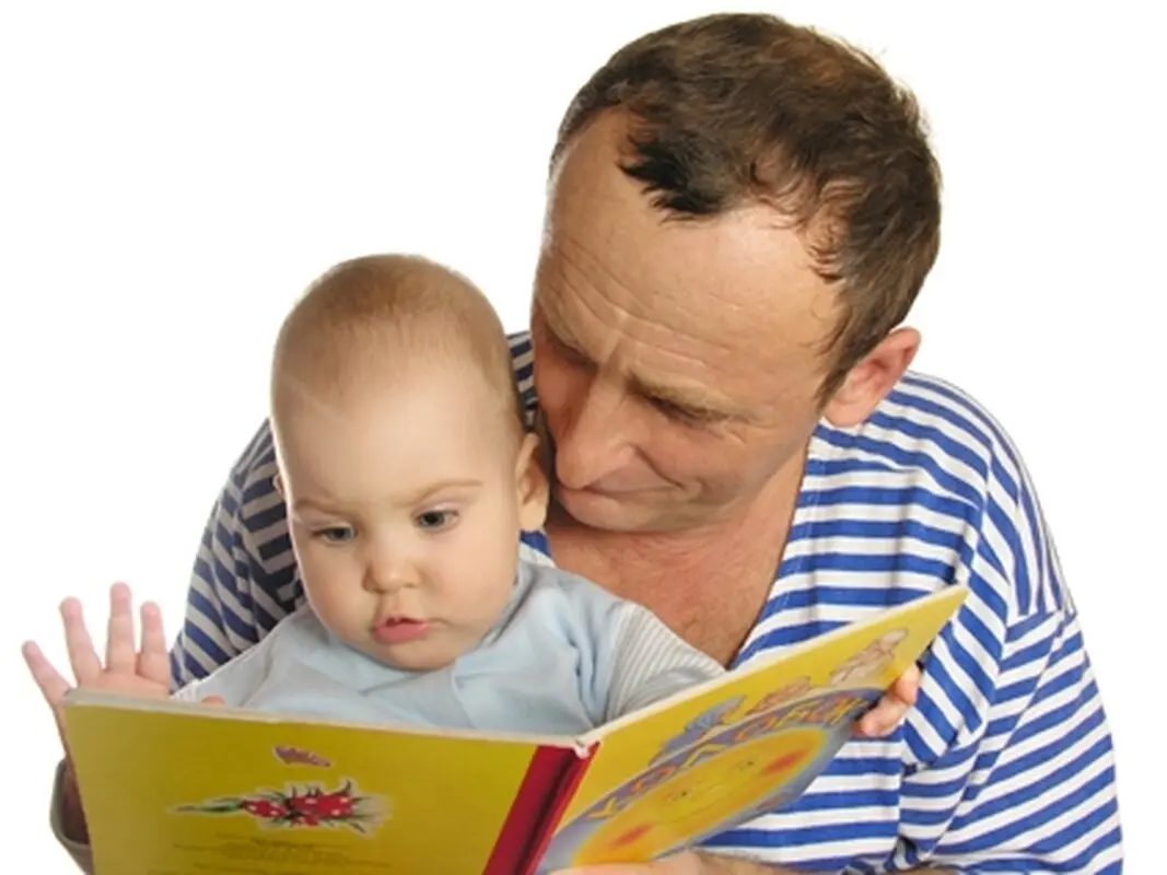 کتاب خواندن برای نوزاد، سرگرمی یا آینده‌نگری؟