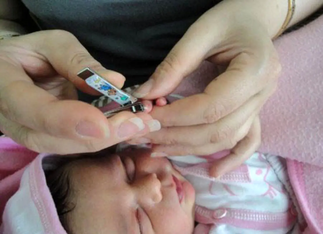 ناخن نوزاد را کی بگیریم؟