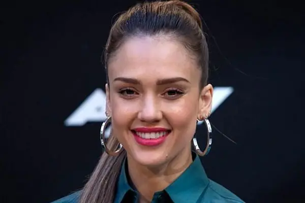 چهره این سوپراستار زیبا اینگونه طی سال ها تغییر کرد (عکس)